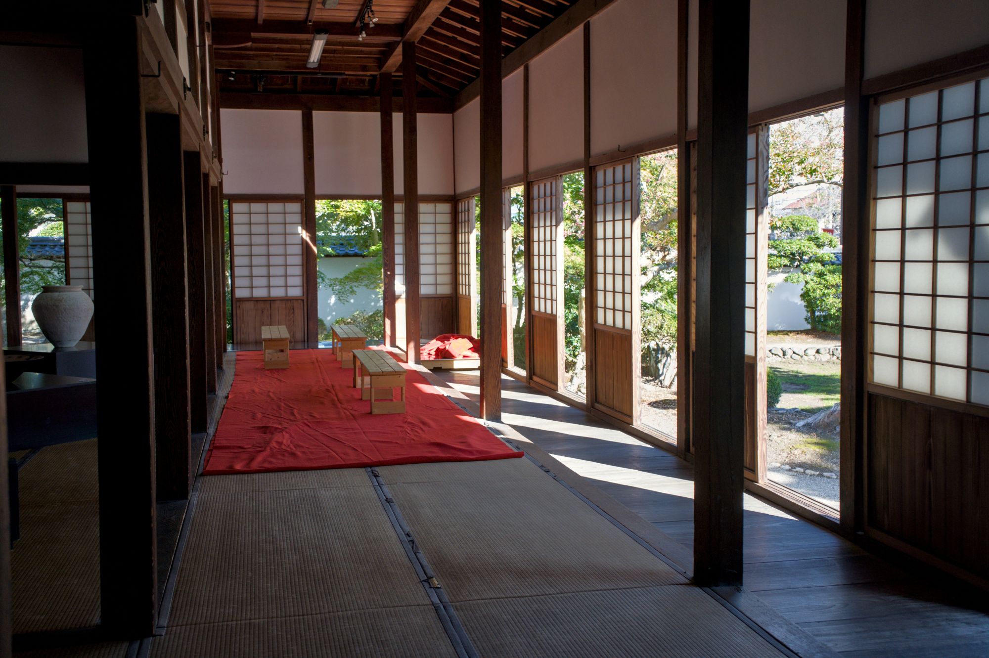 庭に面した寺院の広縁と赤い毛氈
